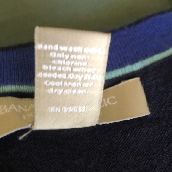 Like new, deep navy blue sweater - Picture 4 of 4